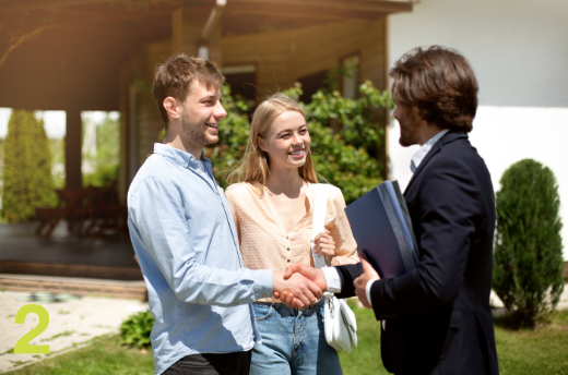 Ein Foto welches eine Immobilienmaklerin mit Kunden repräsentativ für einen Vor-Ort-Termin zeigt.